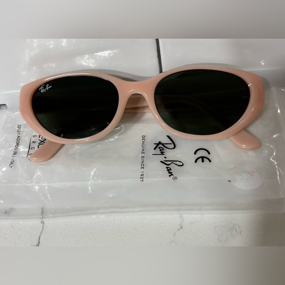 Brand New Ray-Ban Soft Pink Sunglasses - Picture 1 of 2